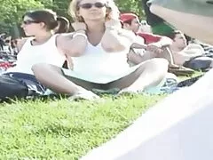 Ragazza agitando in video porno sesso anale posa di pecorina