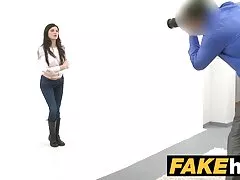 Ginnasta che è molto porno anale gratuito flessibile per fare le spaccature splendidamente sul pavimento