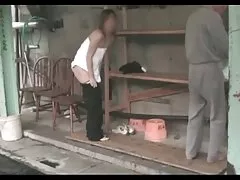 Delicatamente rilassarsi prima film con sesso anale di andare a letto toccando il suo corpo nudo con le dita