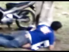 Giovane ginnasta allungando le gambe larghe anale film porno